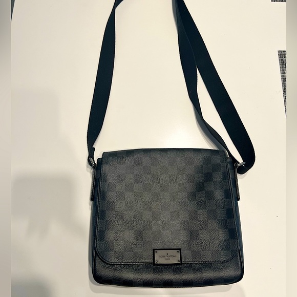 Louis Vuitton District PM Damier Graphite Messenger Bag Black - Used Twice! - Picture 1 of 15